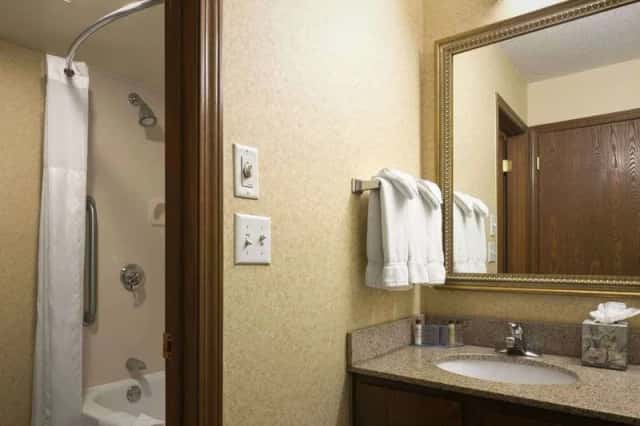 Hawthorn Suites by Wyndham Fort Wayne — guest room