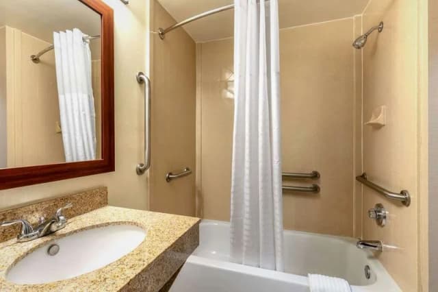 Deep soaking bathtub