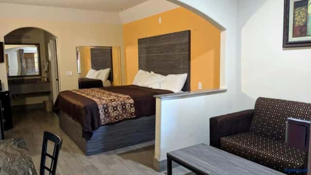 Regency Inn and Suites Galena Park — guest room