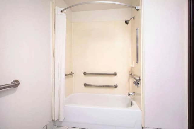 Deep soaking bathtub