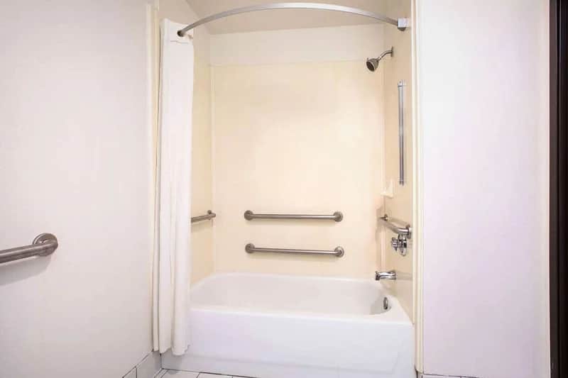 Super 8 by Wyndham Garland North Dallas Area - Featured hot tub