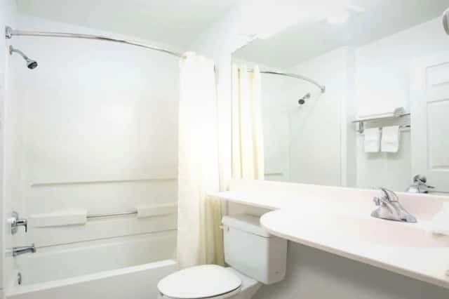 Microtel Inn & Suites by Wyndham Garland/Dallas — guest room