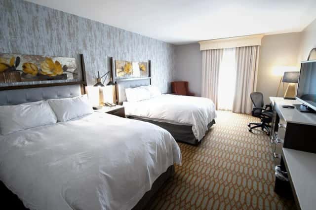 Virginia Crossings Hotel & Conference Center, Tapestry Collection by Hilton — guest room