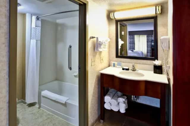 Hampton Inn & Suites Richmond/Virginia Center — guest room