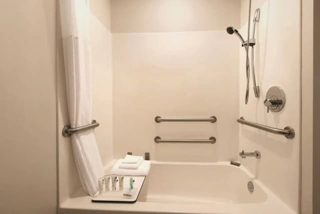 Deep soaking bathtub