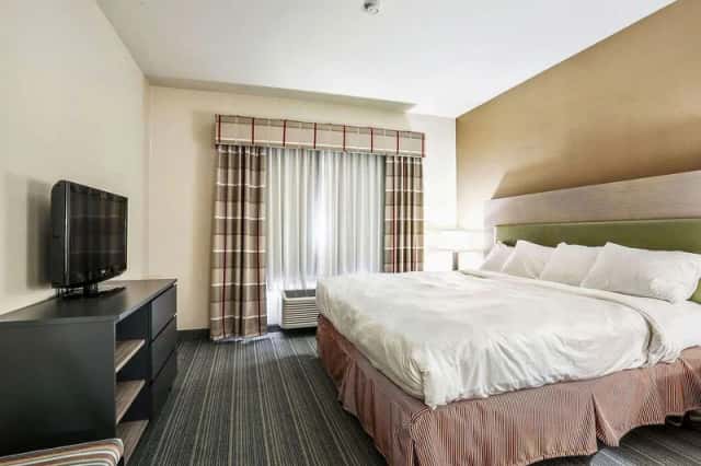Country Inn & Suites by Radisson, Green Bay, WI — guest room