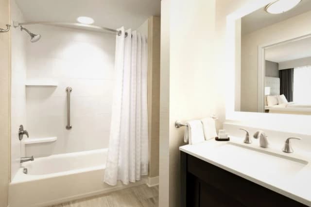 Deep soaking bathtub