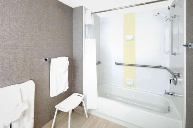 Deep soaking bathtub