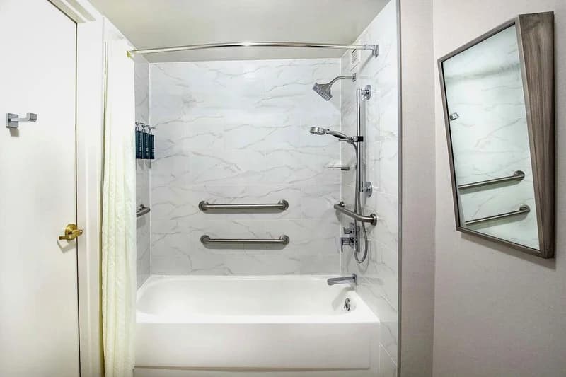 Hotels with jacuzzi in room in Greenville