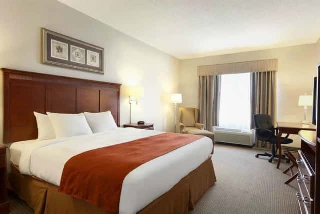 Country Inn & Suites by Radisson, Harrisonburg, VA — guest room