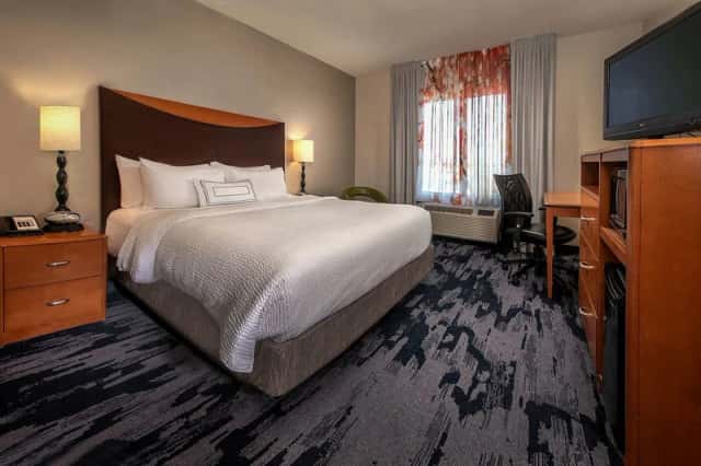 Fairfield Inn & Suites Harrisonburg — guest room