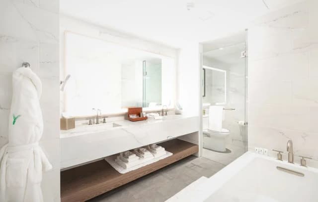 Deep soaking bathtub