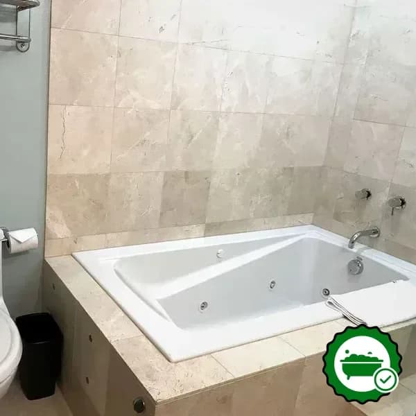 Jetted bathtub