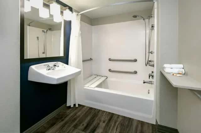 La Quinta Inn & Suites by Wyndham Horn Lake / Southaven Area — guest room