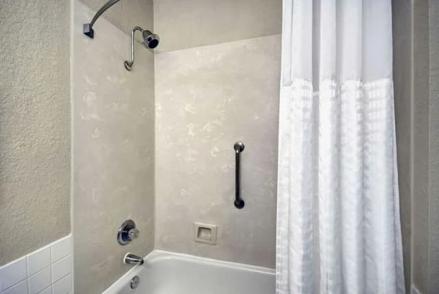 Deep soaking bathtub
