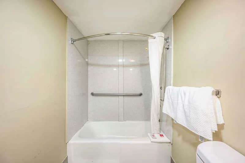 Econo Lodge Inn & Suites - Featured hot tub
