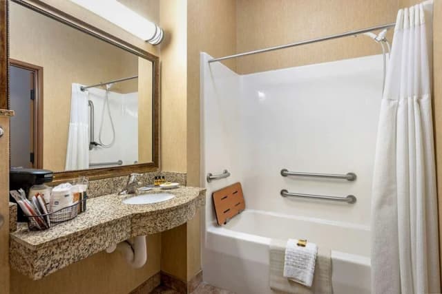 Deep soaking bathtub