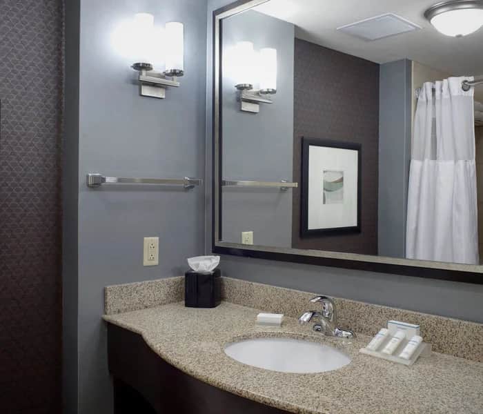 Hilton Garden Inn Jonesboro — bathroom