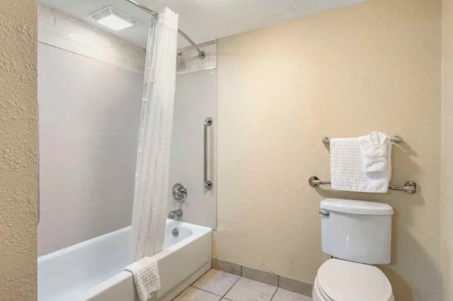 Deep soaking bathtub