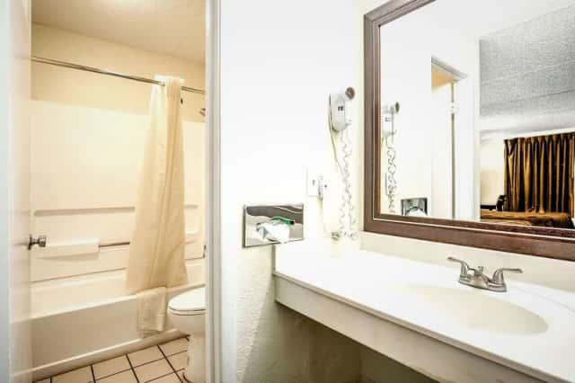 Deep soaking bathtub