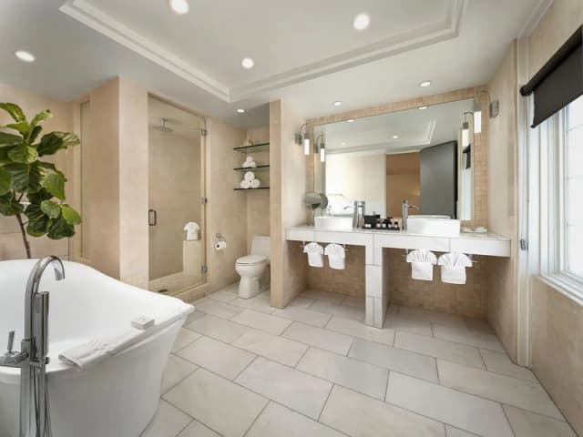 Deep soaking bathtub