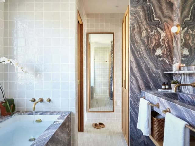 Deep soaking bathtub