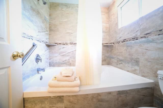 Deep soaking bathtub