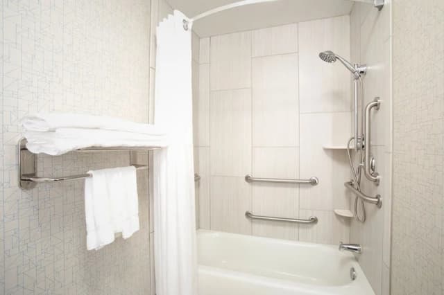 Jetted bathtub