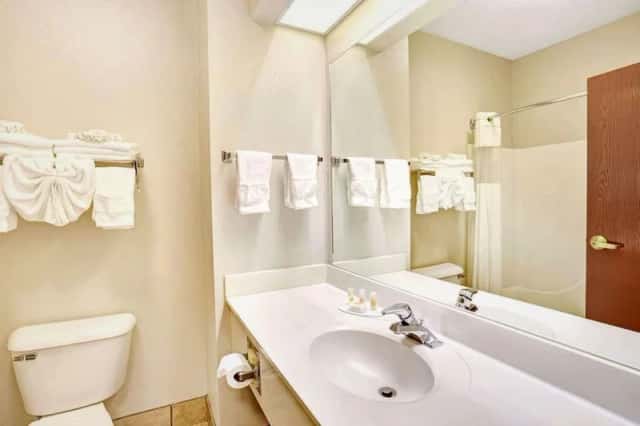 Days Inn & Suites by Wyndham Louisville SW — guest room