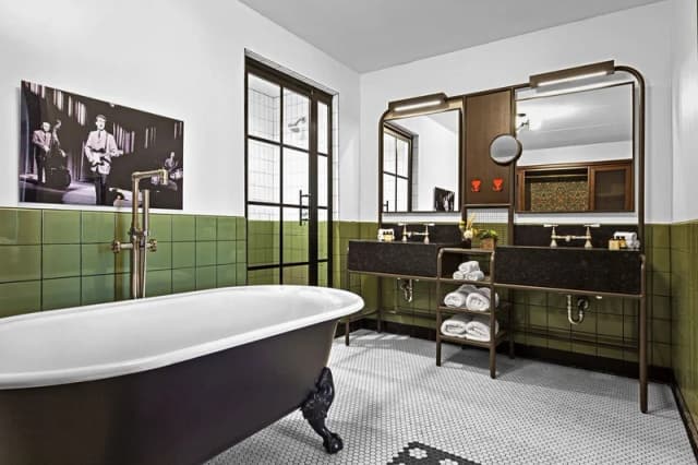 Deep soaking bathtub