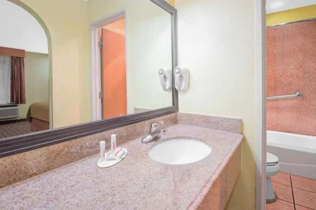 Days Inn by Wyndham Lubbock South — guest room