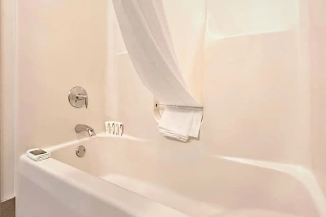 Deep soaking bathtub