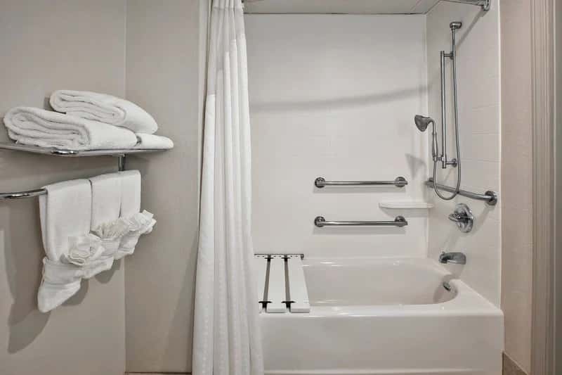 Holiday Inn Express & Suites Manchester-conf Ctr(tullahoma) By IHG - Featured hot tub