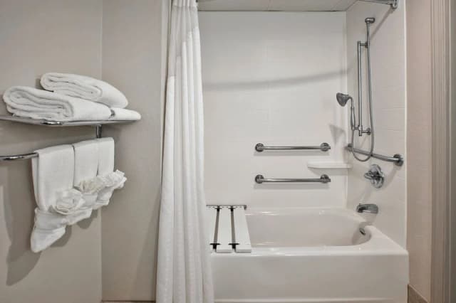 Deep soaking bathtub