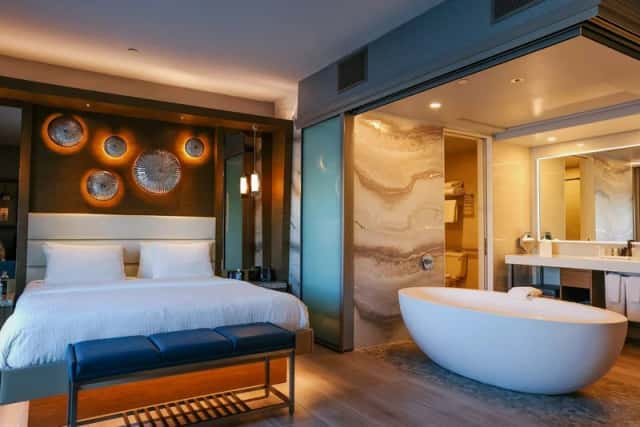 Deep soaking bathtub