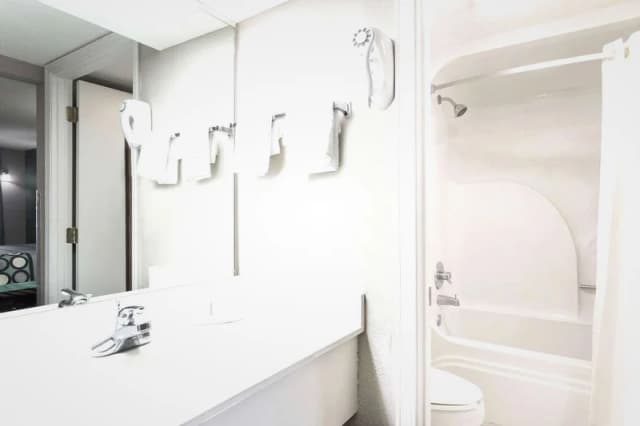 Deep soaking bathtub