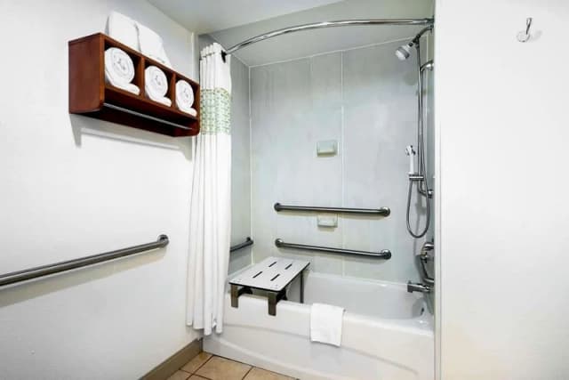 Deep soaking bathtub