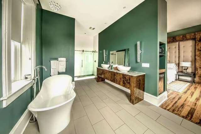 Deep soaking bathtub