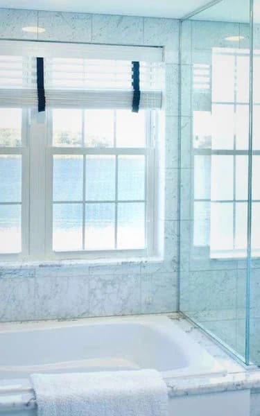 Deep soaking bathtub