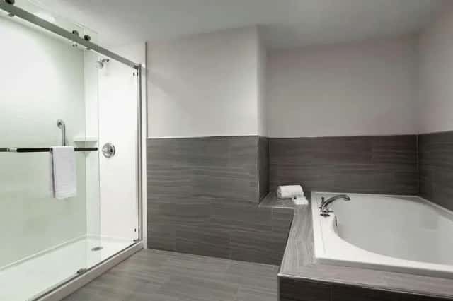 Hampton Inn Oklahoma City-i-40 E. (tinker Air Force Base) — guest room