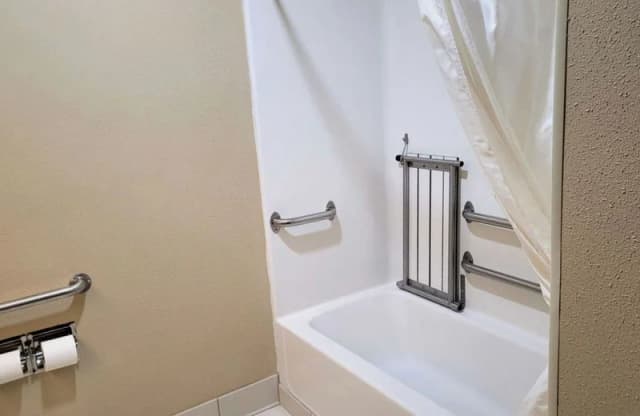 Deep soaking bathtub