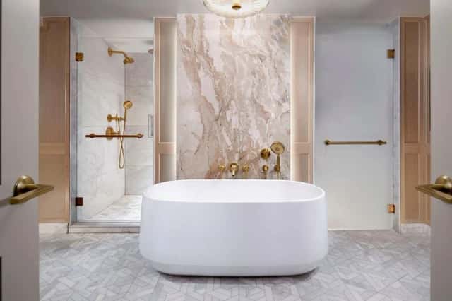 Deep soaking bathtub