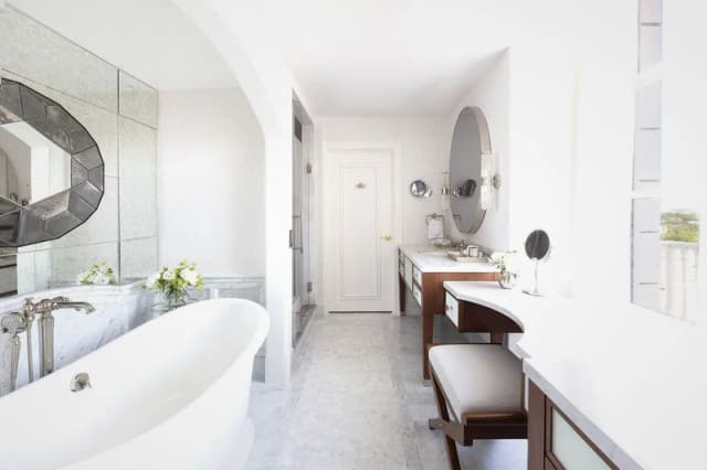 Deep soaking bathtub