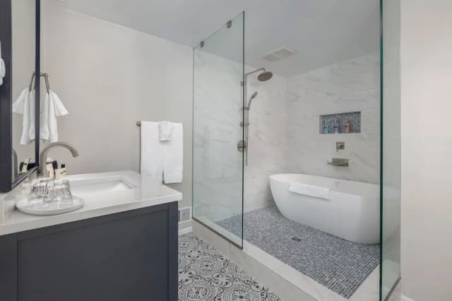 Deep soaking bathtub