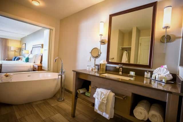 Deep soaking bathtub