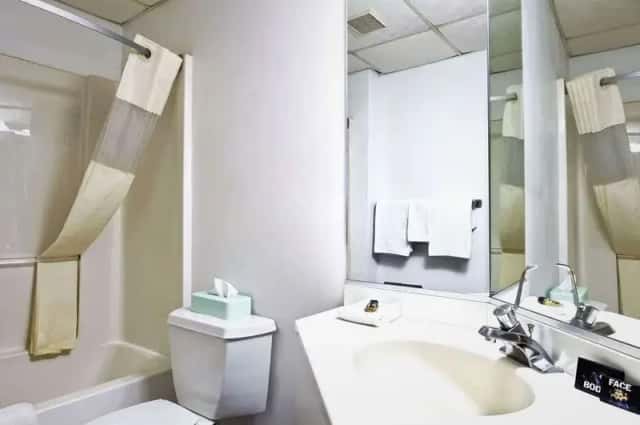 Travelodge by Wyndham Niagara Falls — guest room