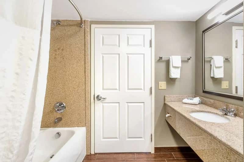 Best Western Airport Inn & Suites - Featured hot tub