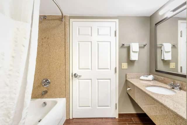 Jetted bathtub at Best Western Airport Inn & Suites