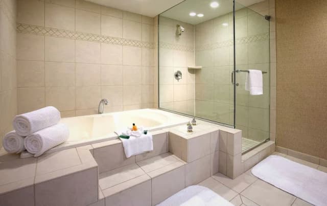 Deep soaking bathtub