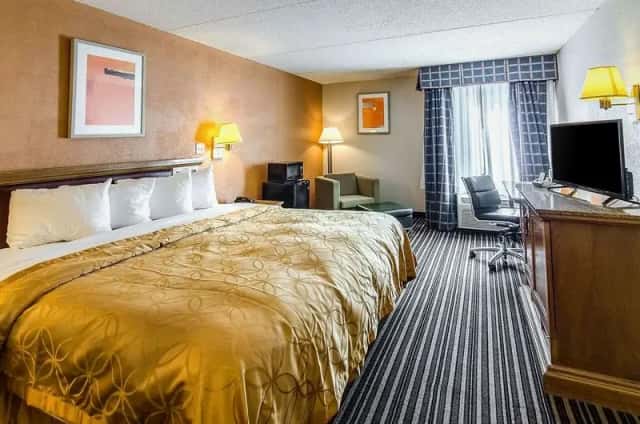 Econo Lodge Inn & Suites — guest room